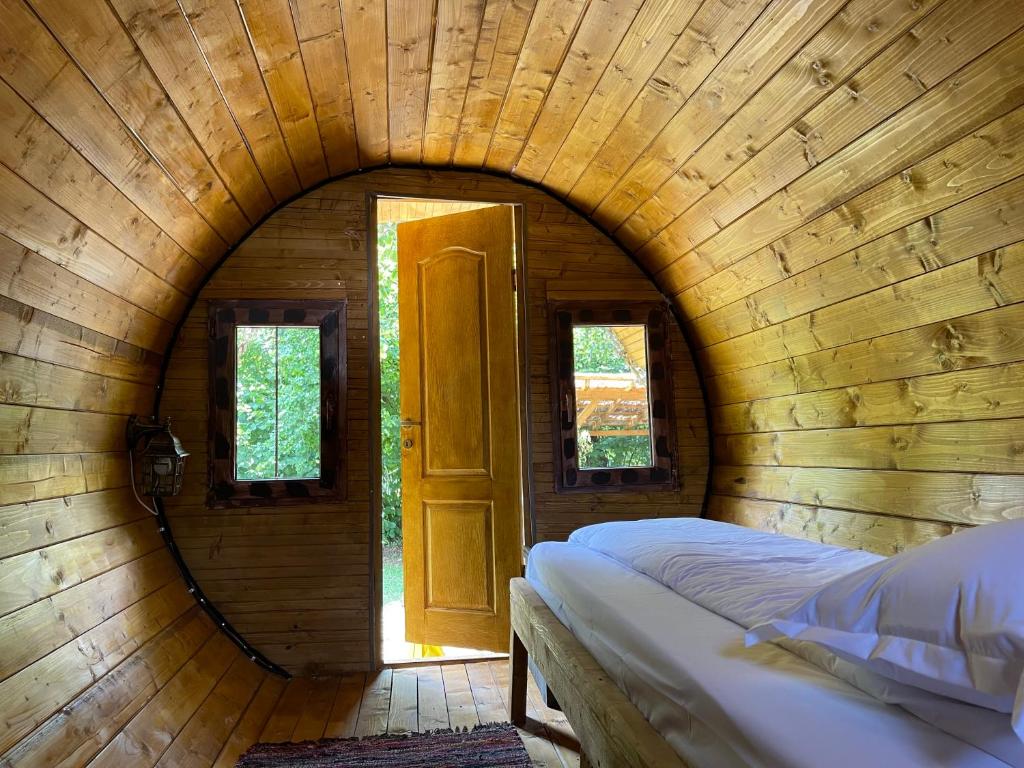 Postel nebo postele na pokoji v ubytování Campingul Apusenilor