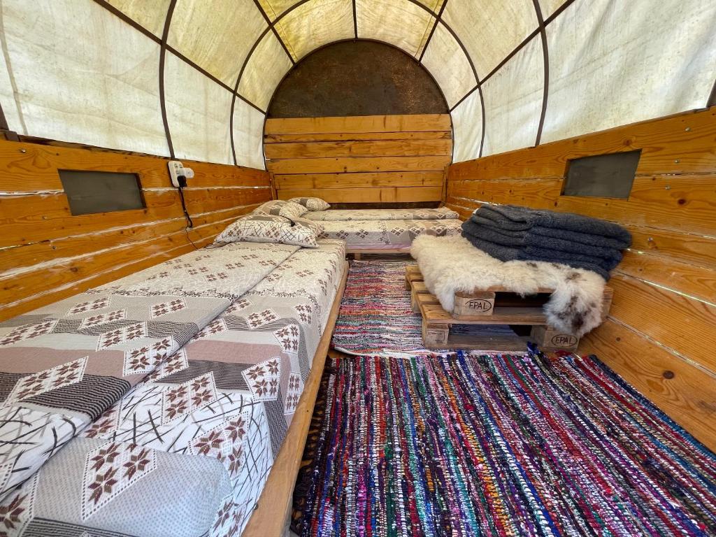 Postel nebo postele na pokoji v ubytování Campingul Apusenilor