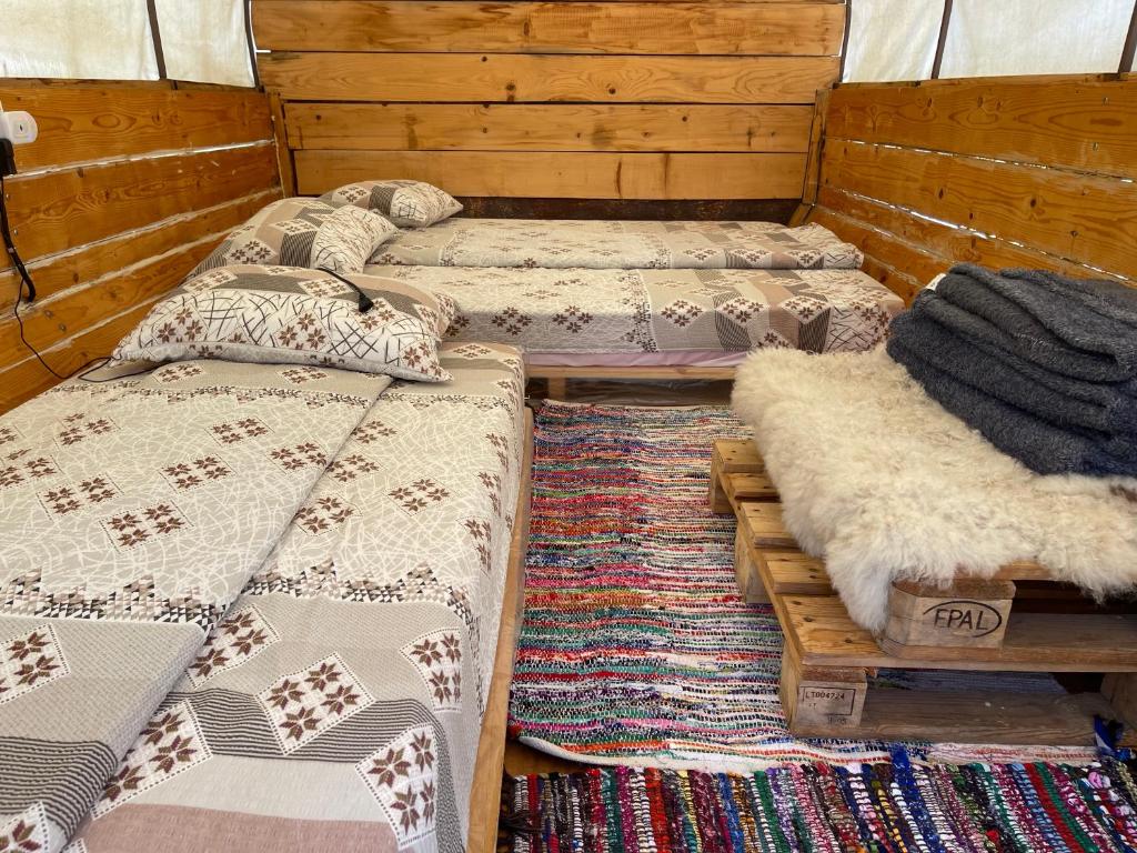 Postel nebo postele na pokoji v ubytování Campingul Apusenilor