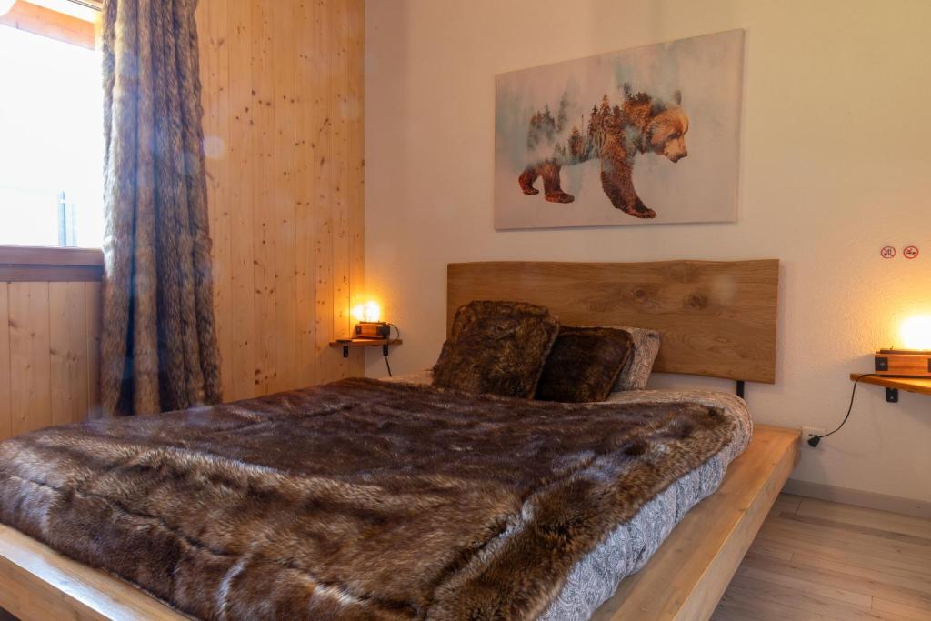 Postel nebo postele na pokoji v ubytování Chalet Les Louettes à Sapinhaut Canton du Valais