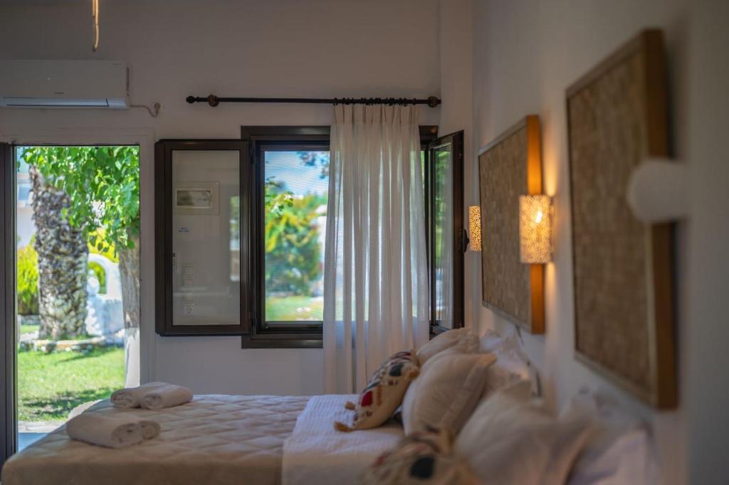 Łóżko lub łóżka w pokoju w obiekcie SKYROS AVRA Residences