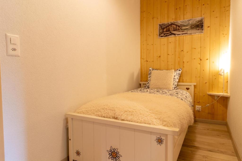 Postel nebo postele na pokoji v ubytování Chalet Les Louettes à Sapinhaut Canton du Valais