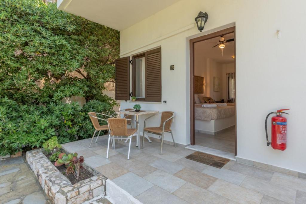 Patio lub wspólna przestrzeń na świeżym powietrzu w obiekcie SKYROS AVRA Residences