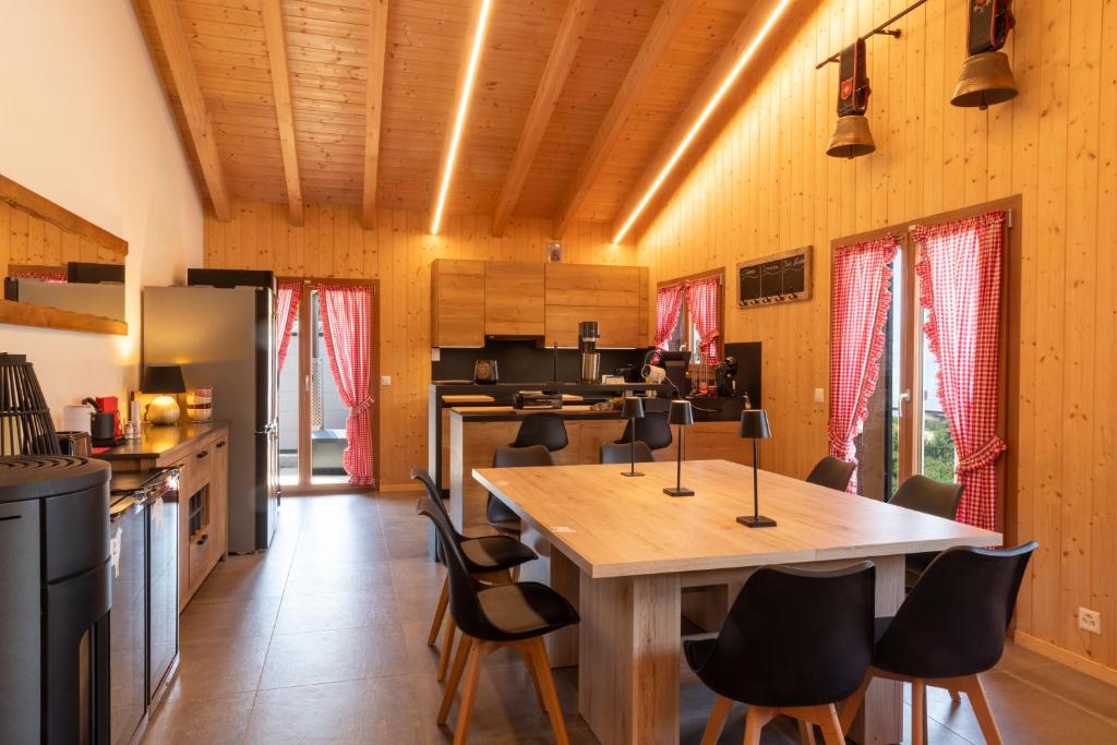 Kuchyň nebo kuchyňský kout v ubytování Chalet Les Louettes à Sapinhaut Canton du Valais