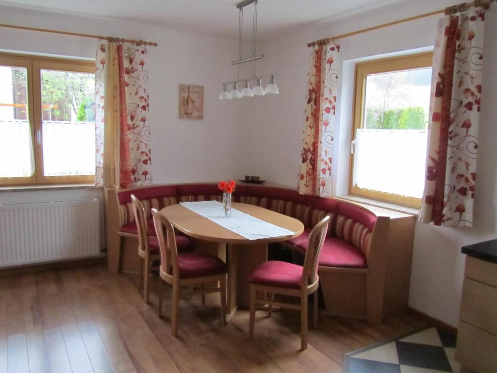ein Esszimmer mit einem Tisch und Stühlen in der Unterkunft Large cozy apartment Grubweg 130 qm in Sankt Martin am Tennengebirge
