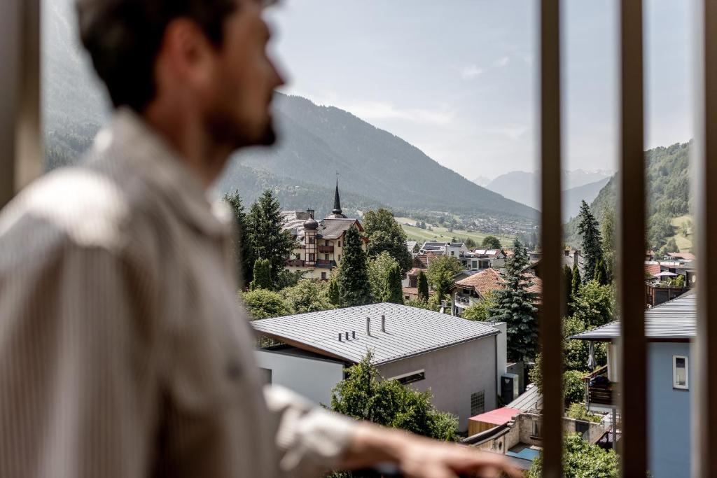 Nespecifikovaný výhled na hory nebo výhled na hory při pohledu z hotelu