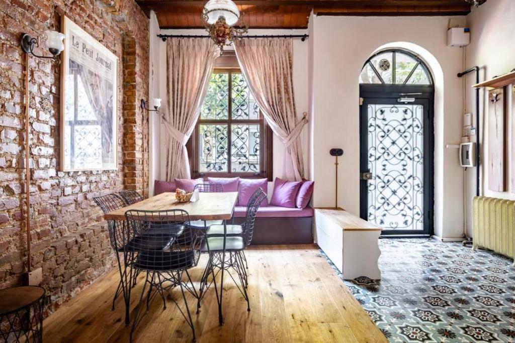 un salon avec un canapé violet et une table dans l'établissement Chic 2br Retreat House - Heart Of Cihangir! #394, à Istanbul