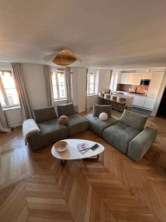 un salon avec deux canapés et une table dans l'établissement Casa Saudade, à Lyon