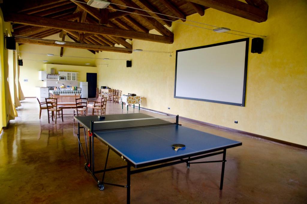 Stolní tenis v ubytování B&B Il Sole Delle Rive nebo okolí