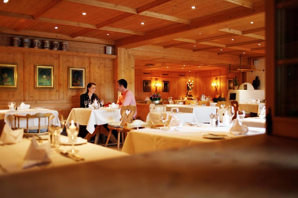 Reštaurácia alebo iné gastronomické zariadenie v ubytovaní Hotel Der Bär