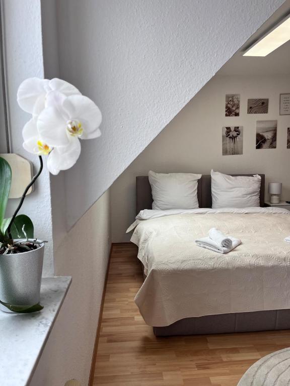 a bedroom with a bed and a white flower at Fe-Wo im Herzen von Weingarten in Niederdorla