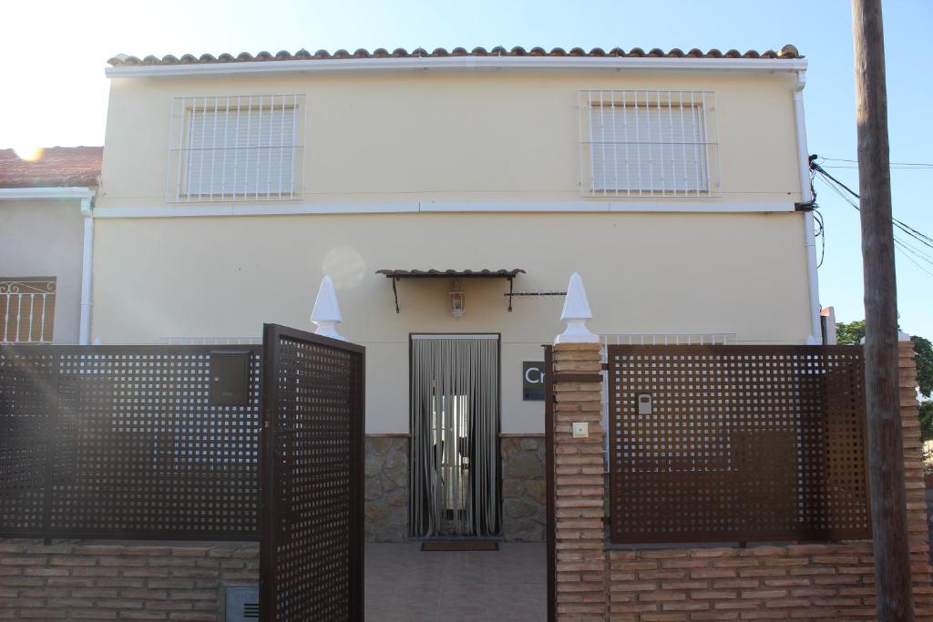 AlbujónにあるLa Casica Viejaの白い家