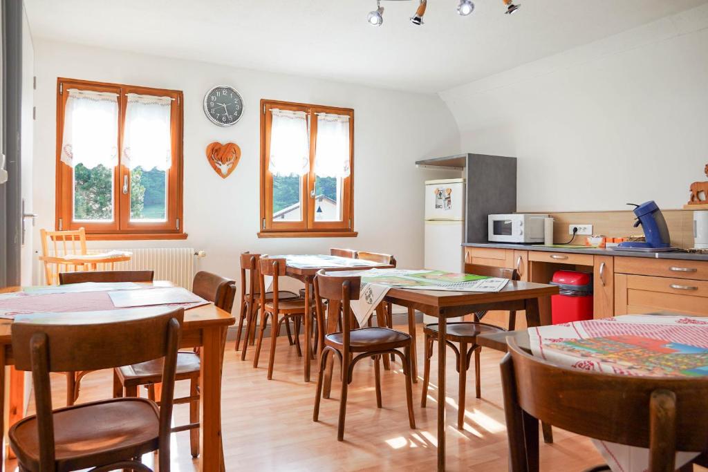Kuchyň nebo kuchyňský kout v ubytování Chambres d'hôtes A la Fecht Nature et Bien-être