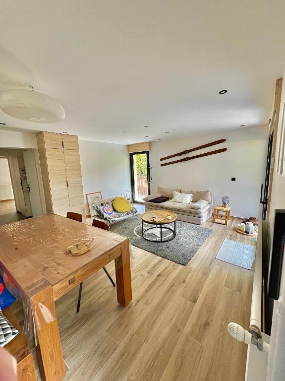 un salon avec une table et un canapé dans l'établissement Appartement 7 personnes Chamonix, à Chamonix-Mont-Blanc