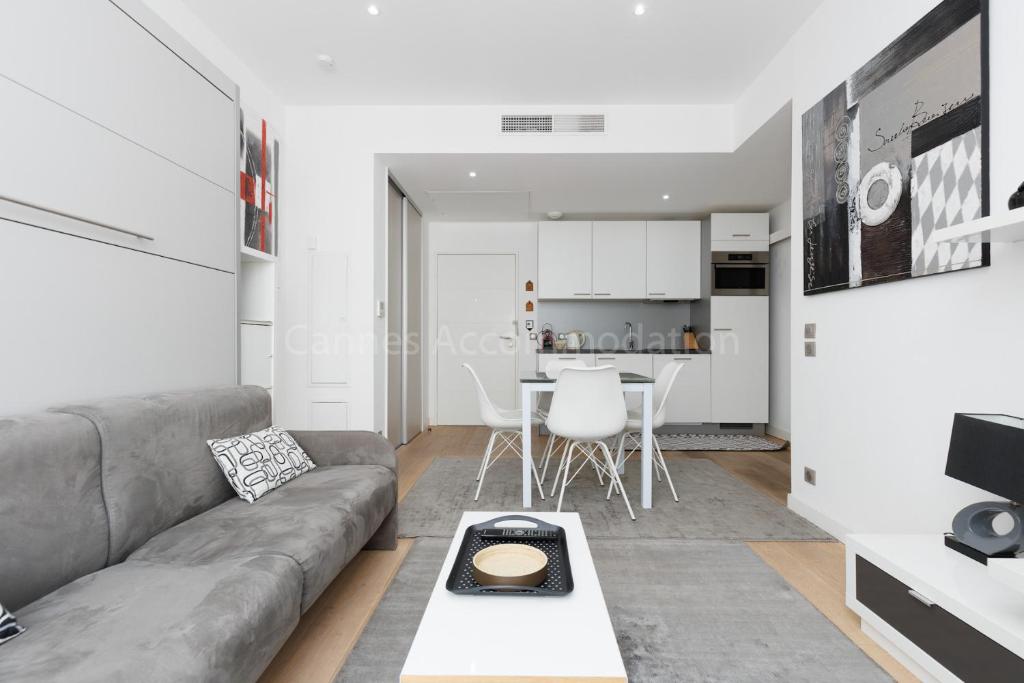 un salon avec un canapé et une table dans l'établissement Sparkle, à Cannes