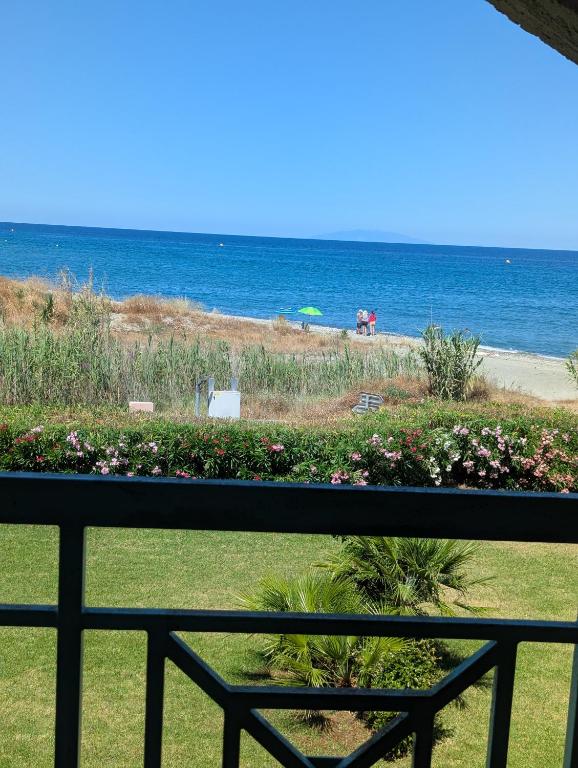 d'un balcon avec vue sur la plage. dans l'établissement Cala Di sognu Moriani plage face à la mer, à San-Nicolao
