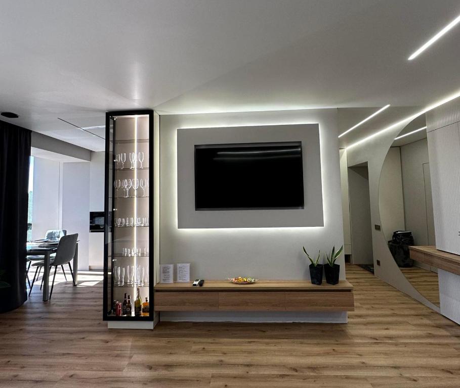 a living room with a television on a wall at luxury Apartmens na Duhnovicha , напроти Аквапарка "Карпатія" in Mukacheve