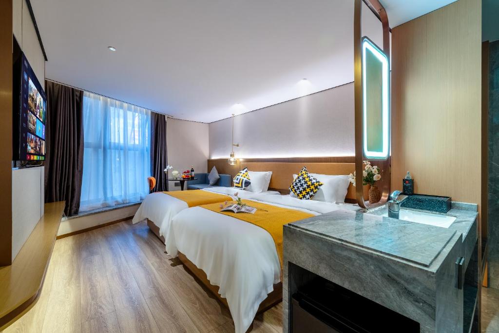 Postel nebo postele na pokoji v ubytování Huandong Manyi Hotel