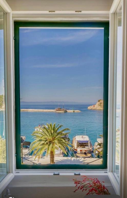 Newly and modernly renovated-Studio Gilda-Breathtaking Waterfront Studio with Yacht Views
