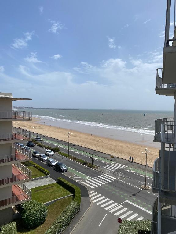 - un balcon offrant une vue sur la plage dans l'établissement Vue mer, Heol, 5ème étage, à La Baule
