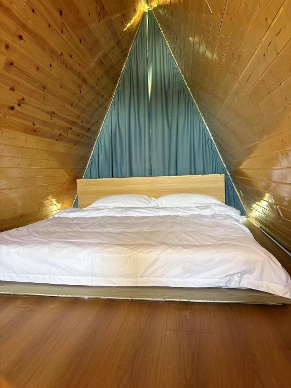 Postel nebo postele na pokoji v ubytování Fengchui Banxia Manor Wild Luxury Camp
