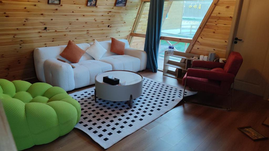 Posezení v ubytování Fengchui Banxia Manor Wild Luxury Camp