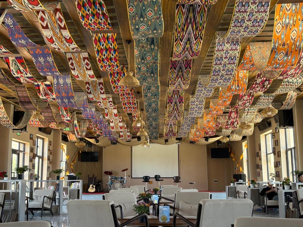 Restaurace v ubytování Fengchui Banxia Manor Wild Luxury Camp