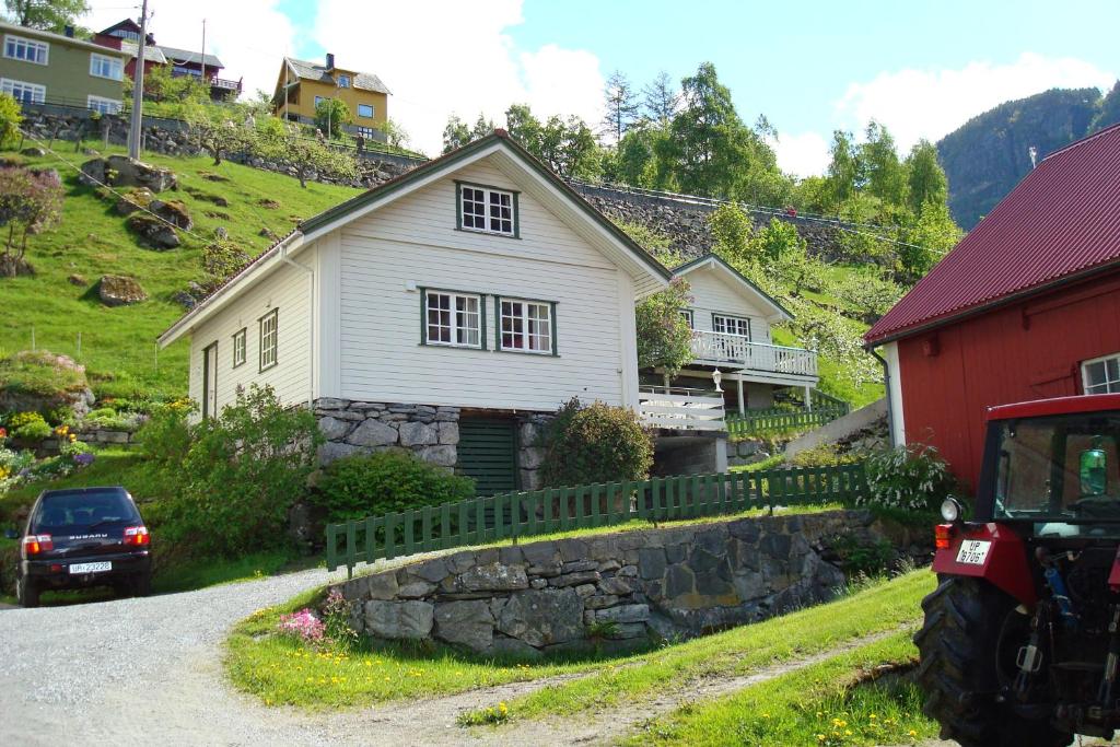 ガイランゲルにあるMaråk Hytteutleigeの赤家の横の丘の上の白家
