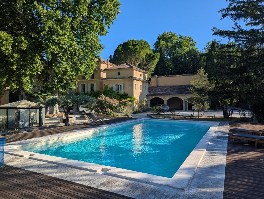 une piscine devant une maison dans l'établissement Chateau du Jonquier, à Mazan