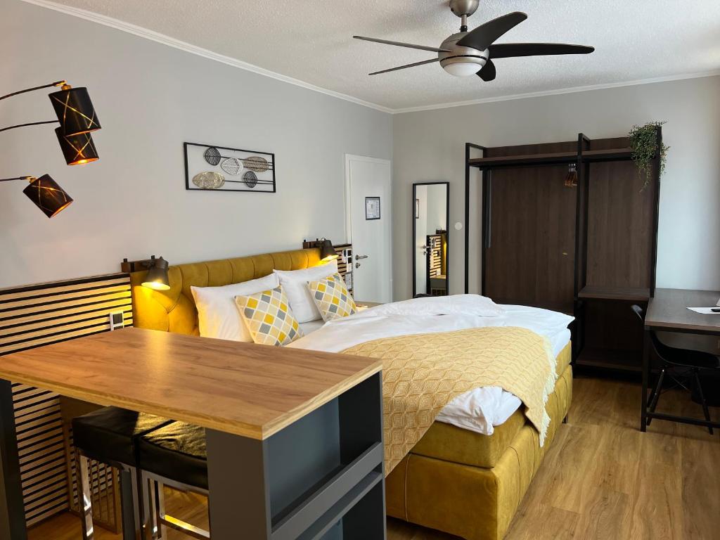 Un dormitorio con una cama, un escritorio y una mesa. en MY HOME Hotel Lamm Rottweil &quot;Smart Home&quot;, en Rottweil