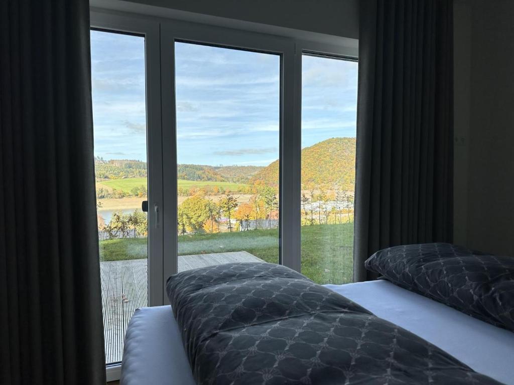 Postel nebo postele na pokoji v ubytování Heimathafen Diemelsee - Luxusferienhaus Diemelsee 6 Personen mit Sauna, Dachterrasse und Garten