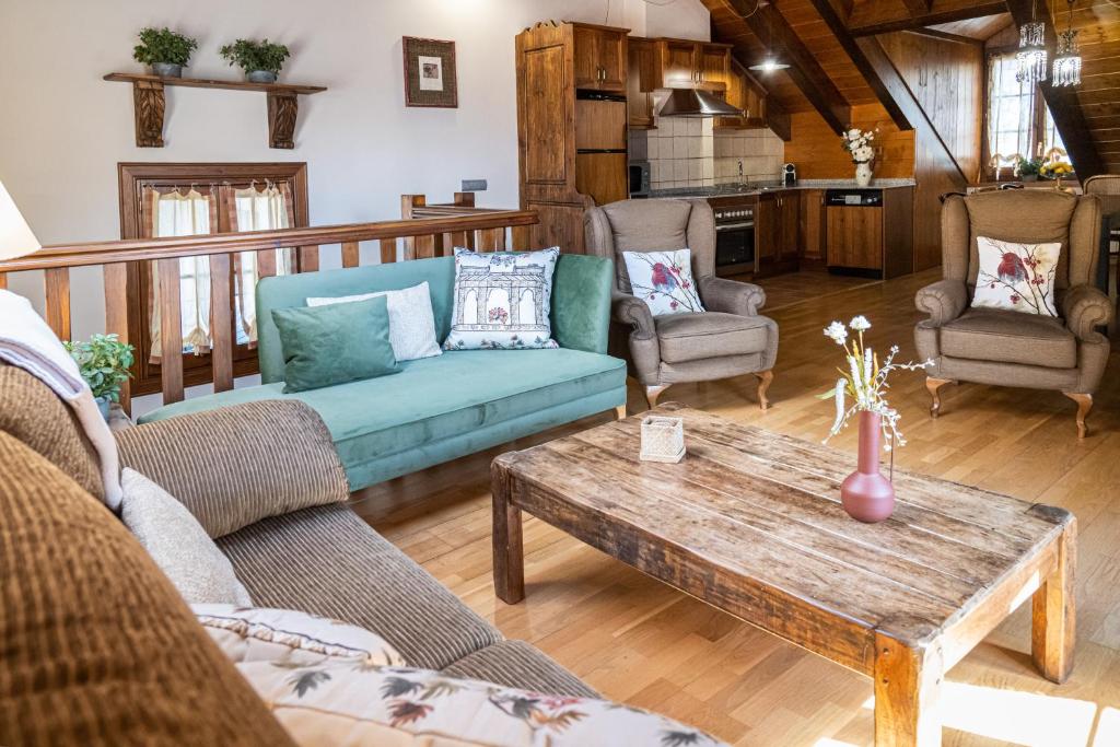 a living room with a couch and a table at Pichuana - dúplex 4 dormitorios 4 baños in Benasque