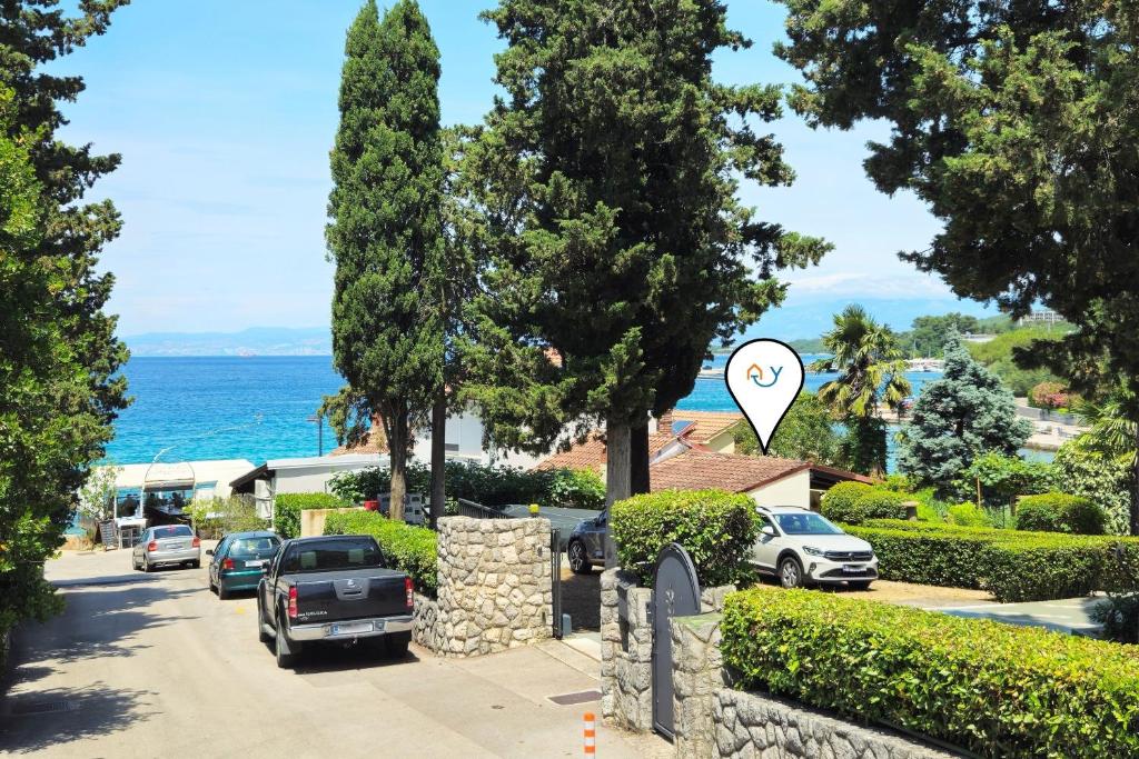 マリンスカにあるBeach House Astrid - Happy Rentalsの海沿いの駐車場