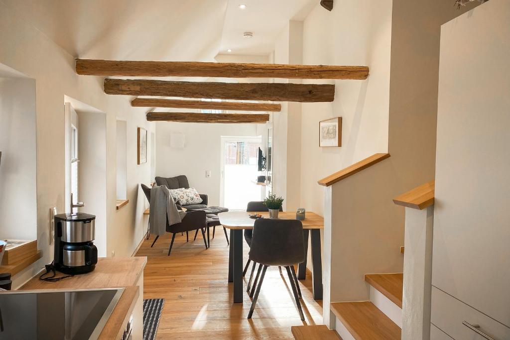 OhneにあるFerienwohnung - Magd & Knecht für bis zu 3 Personenのテーブルと椅子のあるキッチンとダイニングルーム