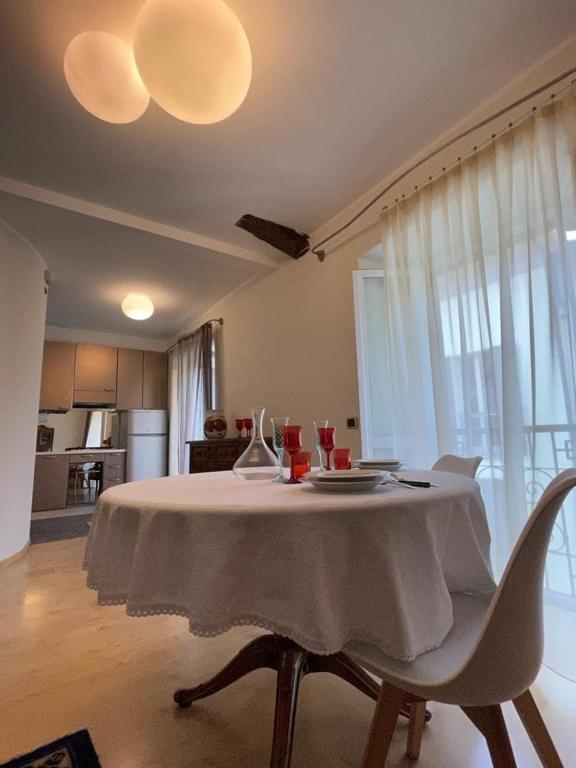 ein Tisch mit einer weißen Tischdecke darauf in einer Küche in der Unterkunft Penshouse in Lecco