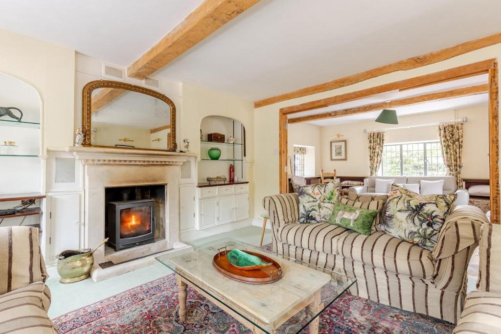 Χώρος καθιστικού στο Cotswold Farmhouse with Swimming Pool