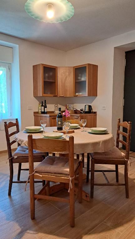 a dining room with a table and chairs and a kitchen at Apartment in Somaggia - CasaCamillo in Riva
