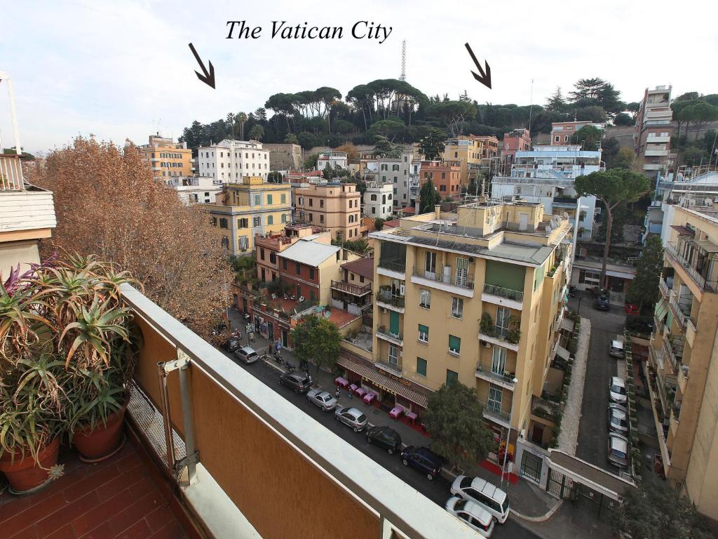 widok na miasto z balkonu budynku w obiekcie Angelo Emo Home w Rzymie