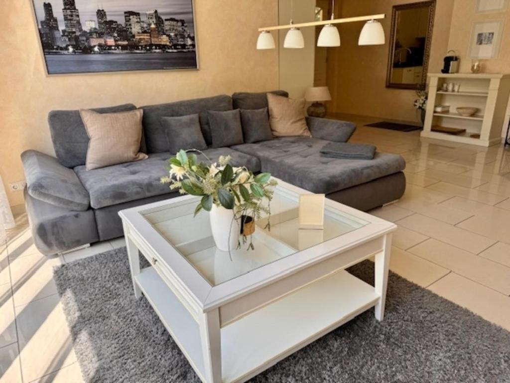 een woonkamer met een bank en een salontafel bij Ferienhaus Marina in Soltau