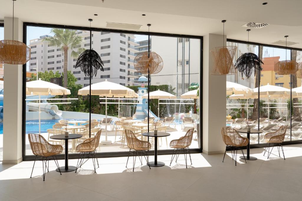 A piscina localizada em Hotel RH Arena - Todo Incluido ou nos arredores