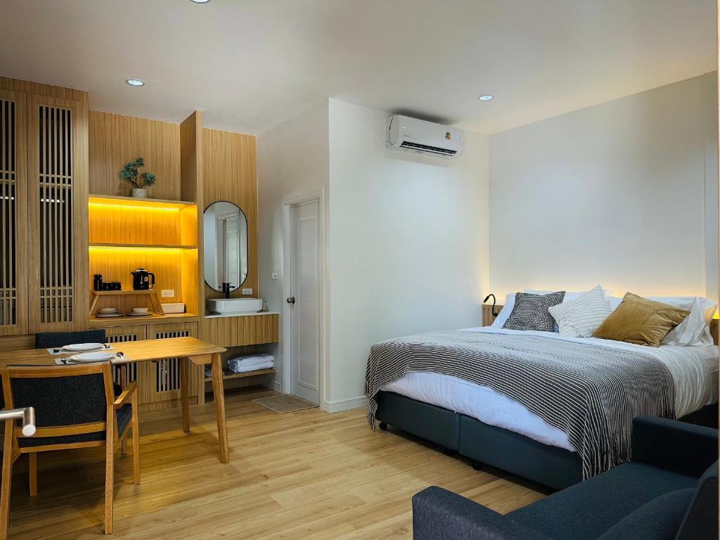 Voodi või voodid majutusasutuse Mani Ranong Hotel toas