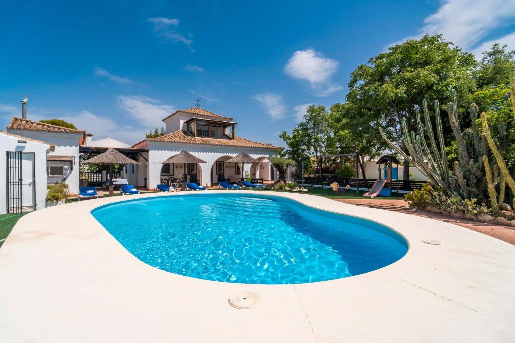 ein Swimmingpool vor einem Haus in der Unterkunft Casa Rural La Perla in La Puebla de Cazalla
