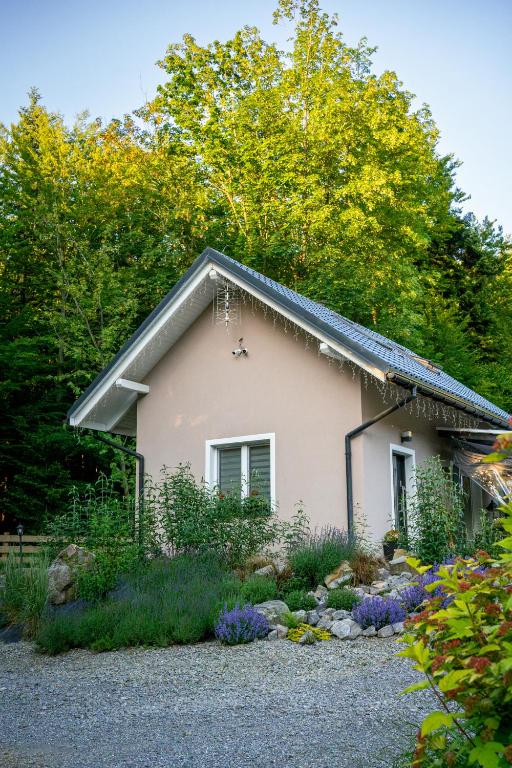 a small house in the middle of a garden at Domek Pierwiosnek Ustroń - cisza, las, balia i totalny relaks - Ucieknij od zgiełku i poczuj spokój natury in Ustroń