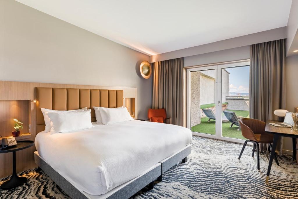 Postel nebo postele na pokoji v ubytování DoubleTree by Hilton Lyon Eurexpo & Spa