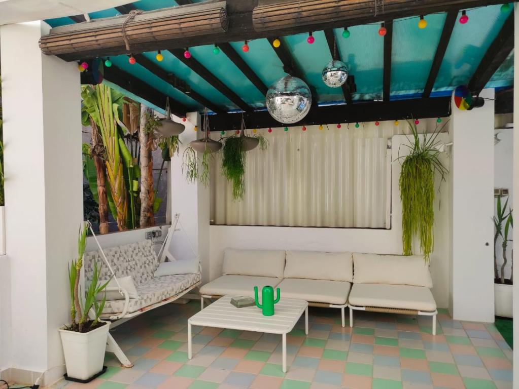 a patio with white furniture and a blue ceiling at Ku terraza PARKING in Murcia