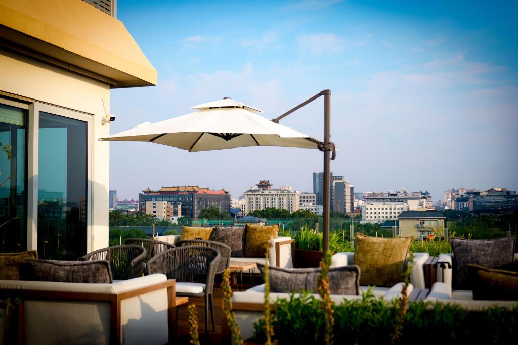 Balkón nebo terasa v ubytování The Purple Horse Hotel 北京紫龙花园酒店 - Beijing Sky Garden Boutique Hotel & Rooftop Infinity Mini Pool & near Forbidden City & Wangfujing & Tiananmen & Nanluoguxiang & Lama Temple
