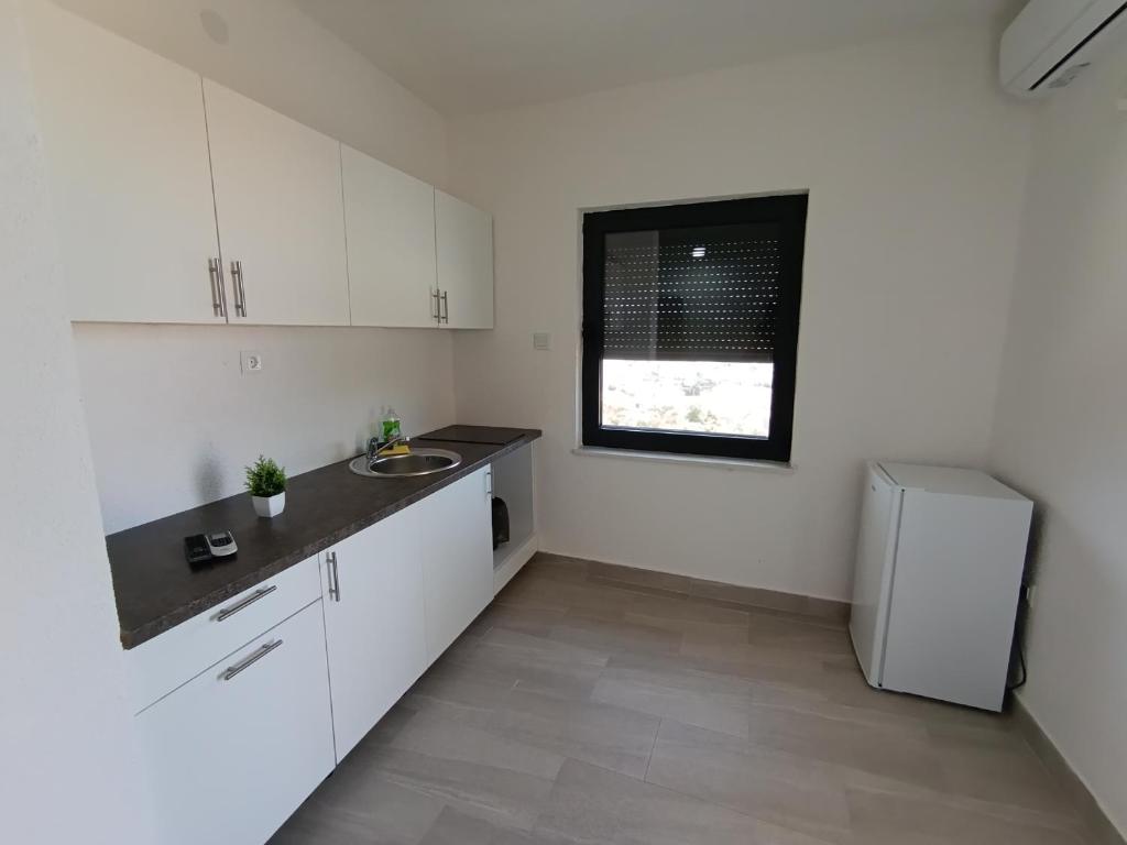 Kuchyň nebo kuchyňský kout v ubytování Apartmani Neum