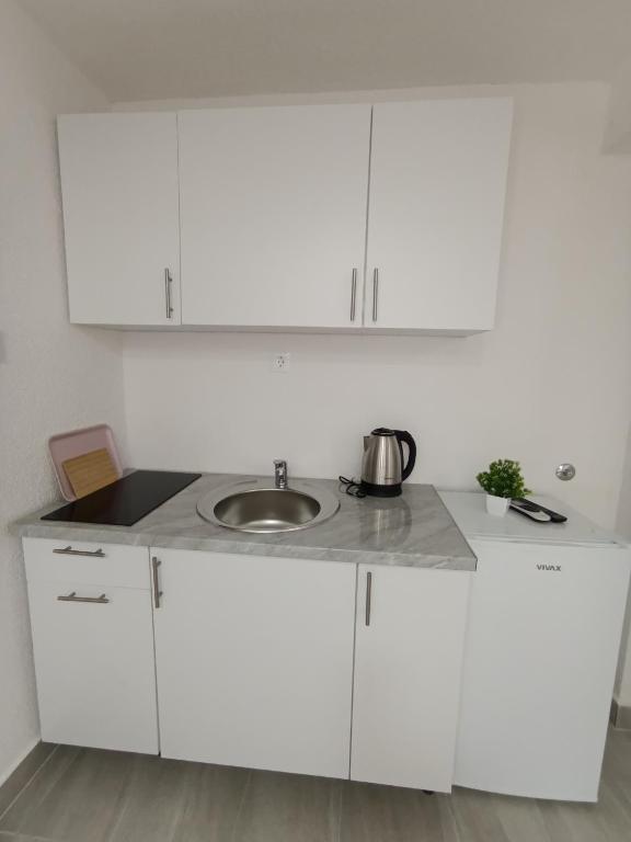 Kuchyň nebo kuchyňský kout v ubytování Apartmani Neum