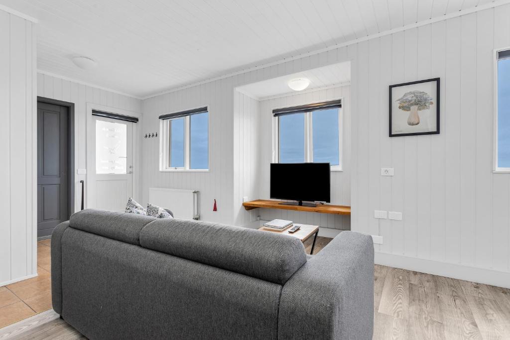 TV a/nebo společenská místnost v ubytování Ocean Break Cabins
