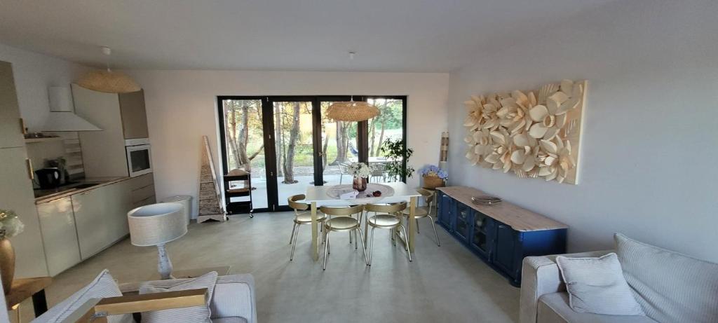 Cucina o angolo cottura di Apartament Szyszka w ogrodzie